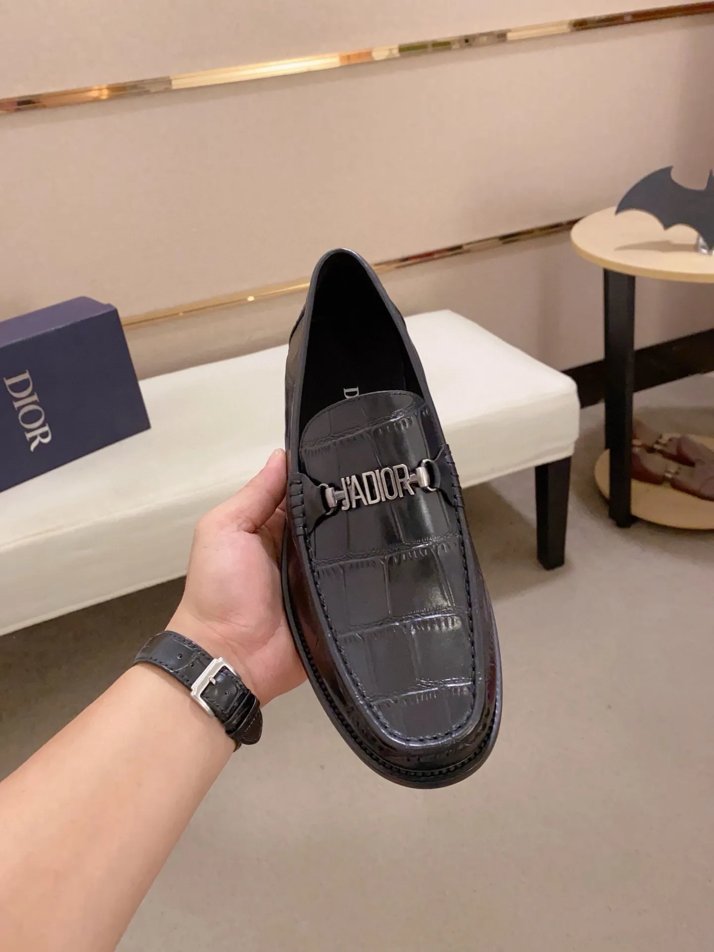 Men's shoes 💰: 560💰 High-end version of Dior Dior's new series. Famous actors and internet celebrities wear super popular designs. The sculptures of French artist Niki de Saint Phalle are designed as rings. Material: Imported original material ➕Painted cowhide Foot pads: cowhide Outsole: Rubber outsole Men's shoe size: 38~44 Can be customized to size 45
